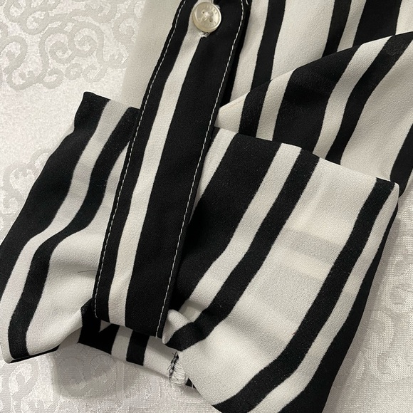Express women. XS top blouse shirt, long sleeve. Black and white stripes - Picture 4 of 7